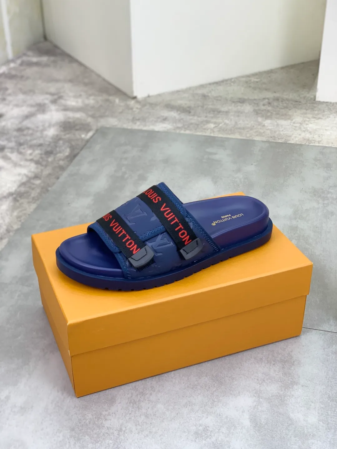 Men's shoes 💰P320💰【New style】🆘 Original quality 【LOUIS VUITTON】The popular Louis Vuitton LV men's slippers on the official website are on sale simultaneously! Original fabric imported from Italy, original factory special supply, code number: 38-44 (45 customized), many colors available